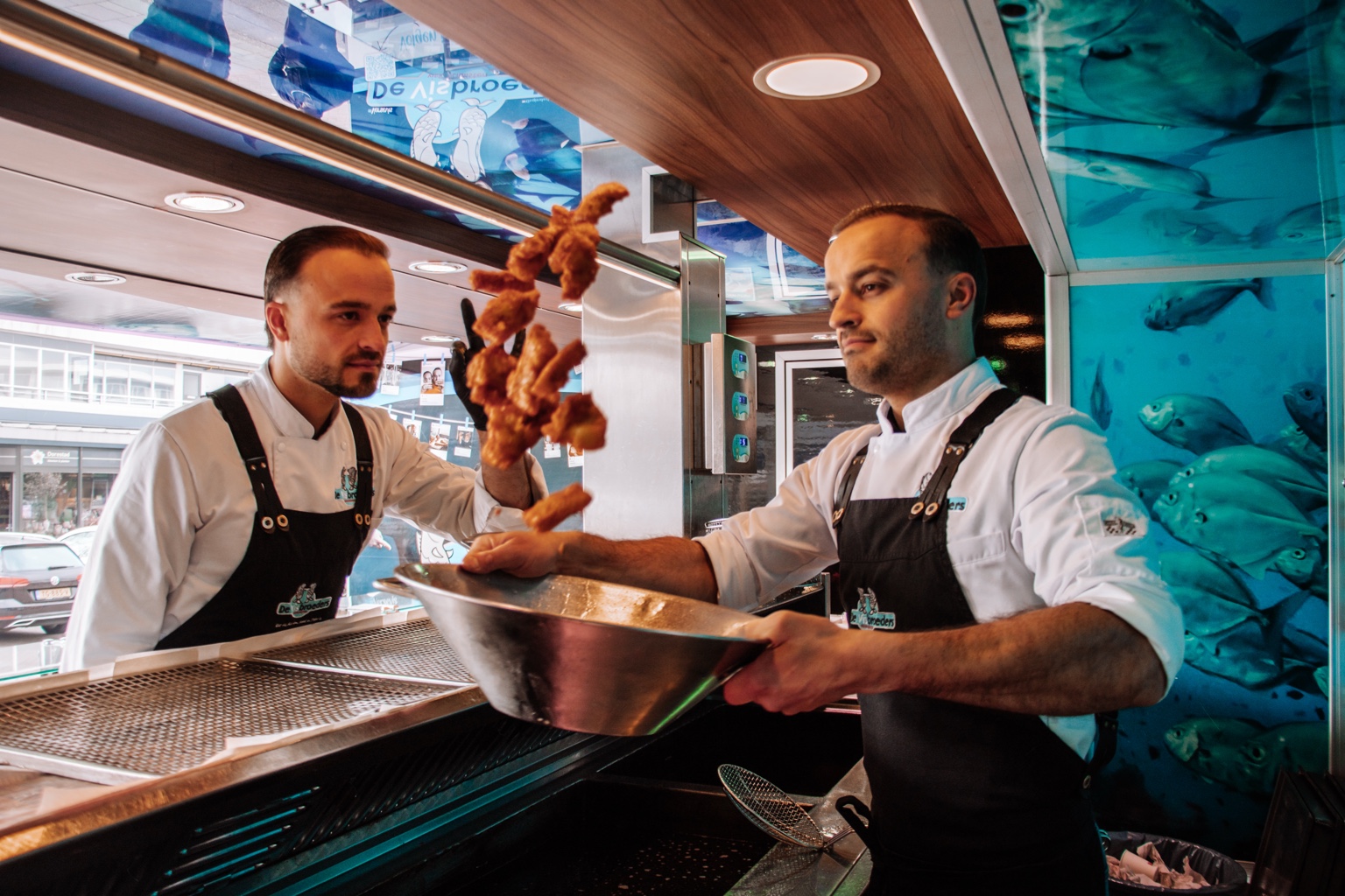 Aard en Peter bereiden verse kibbeling in hun viswagen