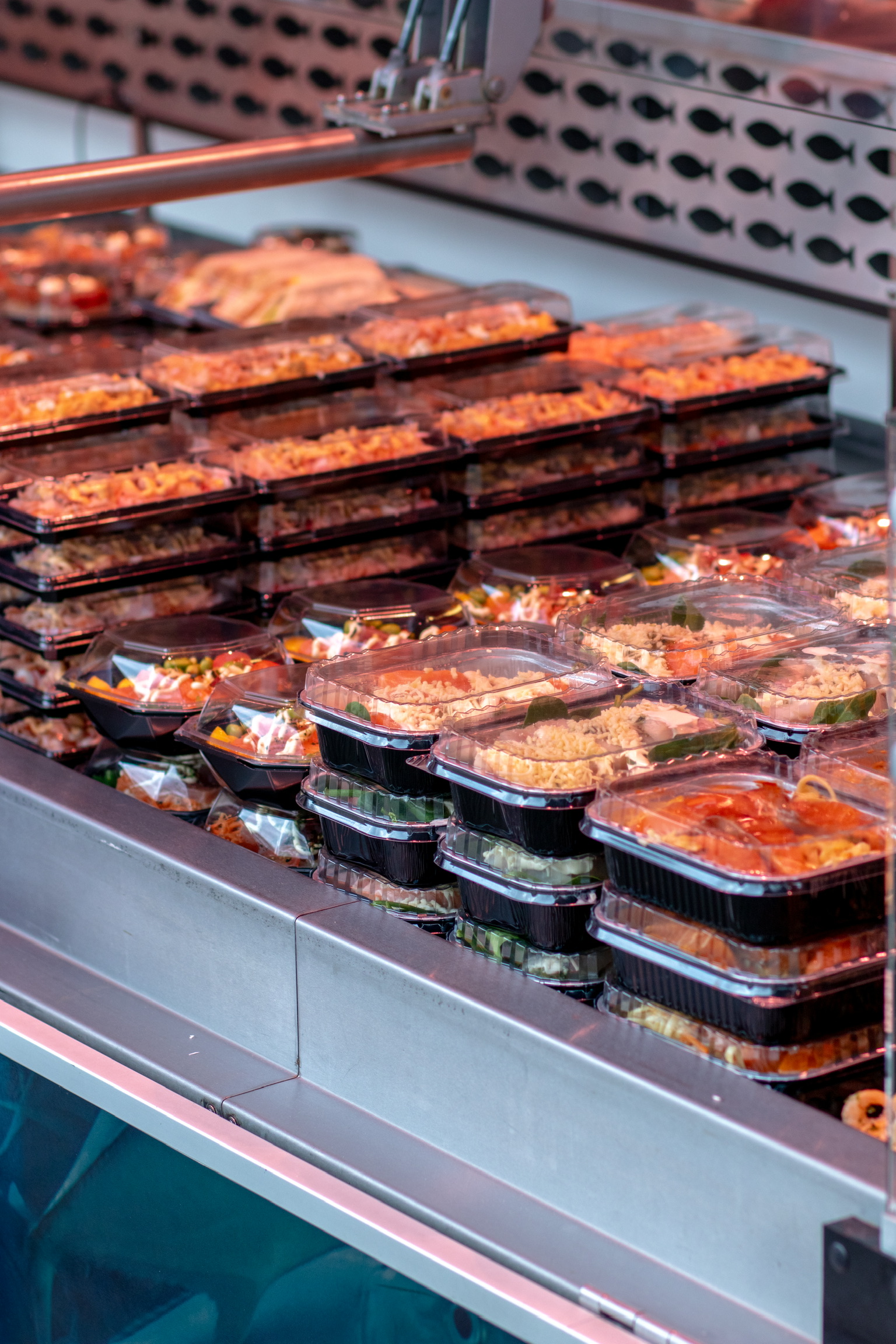 De rijkgevulde toonbank met verse visdelicatessen van De Visbroeders